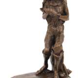 Zsin, Judit (geb. 1957 Ungarn) "Die Muschelsammlerin", Bronze, braun patiniert, signiert und nummeriert X/2, H. 17,5 cm - фото 1