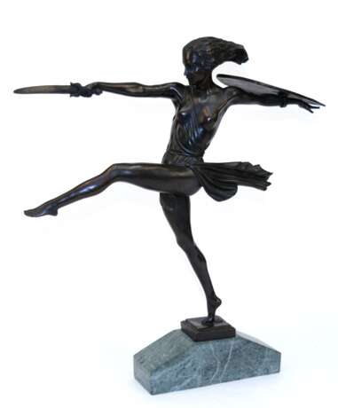 Bronzefigur im Art Deco-Stil "Amazone mit Schwert und Schild", Nachguß, braun patiniert, auf Plinthe bez. "Pierre le Faguays", Gießerplakette "J.B. Deposee Paris", H. 45 cm, auf grünem Marmo… - photo 1