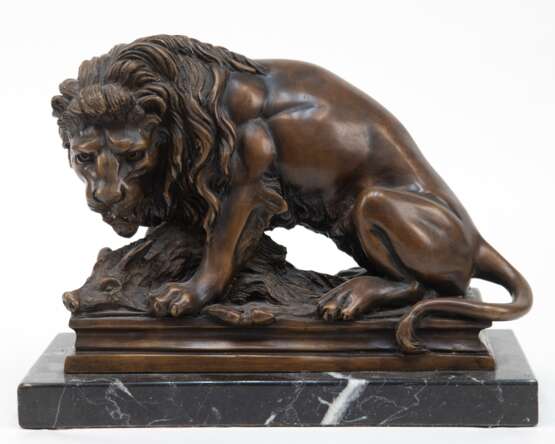 Bronzefigur "Löwe mit erlegtem Wildschwein", Nachguß, braun patiniert, unsigniert, H. 19 cm, auf schwarzer Marmorplinthe, ges. 22x29x15 cm - фото 1