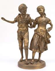 Bronze-Figurengruppe &quot;Junges Bauernpärchen mit Äpfeln&quot;, Nachguß nach Auguste Moreau, goldfarben gefaßt, auf runder Plinthe, H. 43 cm