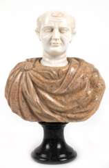 Büste eines Herren der Antike, auf rundem Sockel, mehrfarbiger Marmor, Ges.-H. 30 cm