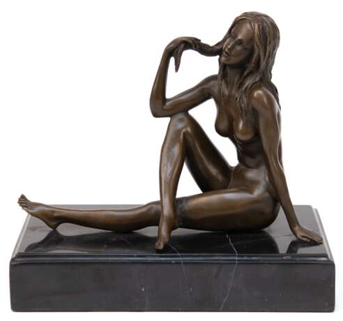 Bronze-Figur "In erotischer Pose sitzender weiblicher Akt", braun patiniert, Gießerplakette "Fondere Bords De Seine", auf schwarzem Steinsockel (mit Riß), ges. 19x21x11 cm - photo 1