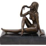 Bronze-Figur "In erotischer Pose sitzender weiblicher Akt", braun patiniert, Gießerplakette "Fondere Bords De Seine", auf schwarzem Steinsockel (mit Riß), ges. 19x21x11 cm - photo 1