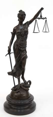 Bronze "Justitia", - mit Waage und Schwert auf Buch und Schlange stehend, Nachguß, braun patiniert, bezeichnet "Meyer", Gießerplakette "J.B. Deposee Paris", auf rundem, schwarzem Steinsockel… - photo 1