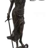 Bronze "Justitia", - mit Waage und Schwert auf Buch und Schlange stehend, Nachguß, braun patiniert, bezeichnet "Meyer", Gießerplakette "J.B. Deposee Paris", auf rundem, schwarzem Steinsockel… - photo 1