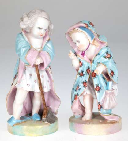 Zwei Porzellanfiguren "Junge mit Besen" und "Mädchen mit Kaputzenumhang", polychrom bemalt, bestoßen, H. 15 und 14 cm - Foto 1