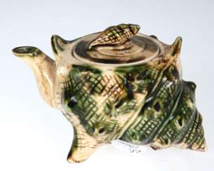 Kännchen in Muschelform, Keramik, grün/braun bemalt auf beigem Grund, Muschel als Deckelbekrönung, Haarriß, H. 9 cm