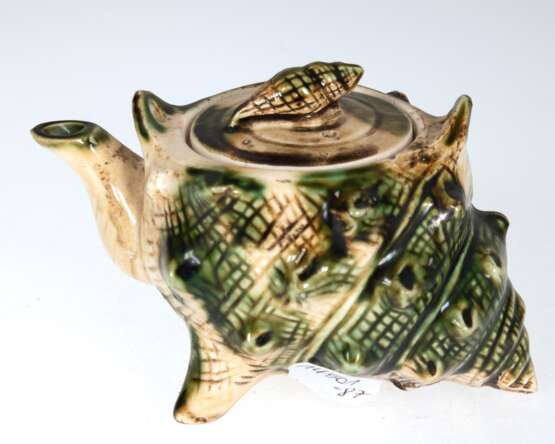Kännchen in Muschelform, Keramik, grün/braun bemalt auf beigem Grund, Muschel als Deckelbekrönung, Haarriß, H. 9 cm - photo 1