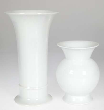 2 diverse Vasen, Kaiser-Porzellan, weiß glasiert, H. 16 cm und 25 cm - photo 1