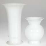 2 diverse Vasen, Kaiser-Porzellan, weiß glasiert, H. 16 cm und 25 cm - Foto 1