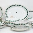 Herend-Speiseservice, Weinlaub mit Goldrand, Fahne mit geschweiftem Rand und Korbrelief, feine Handmalerei, bestehend aus 8 Speisetellern Dm. 25 cm, 6 Beilagentellern Dm. 19 cm, 6 Suppentassen mit Deckel und Rosenblüten … - Auction prices