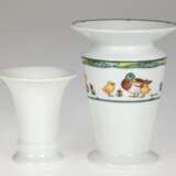 2 diverse Vasen, dabei Hutschenreuther mit Osterdekor, Entwurf Ole Winther, H. 11,5 cm und Royal Porzellan, weiß glasiert, H. 7,5 cm - фото 1