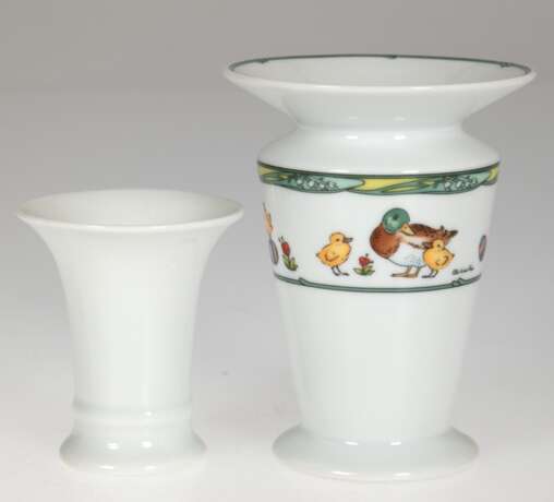 2 diverse Vasen, dabei Hutschenreuther mit Osterdekor, Entwurf Ole Winther, H. 11,5 cm und Royal Porzellan, weiß glasiert, H. 7,5 cm - Foto 1