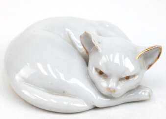 Figur &quot; Liegende Katze&quot;, Metzler &amp; Ortloff, weiß glasiert mit Goldstaffage, Ohr best., L. 8 cm