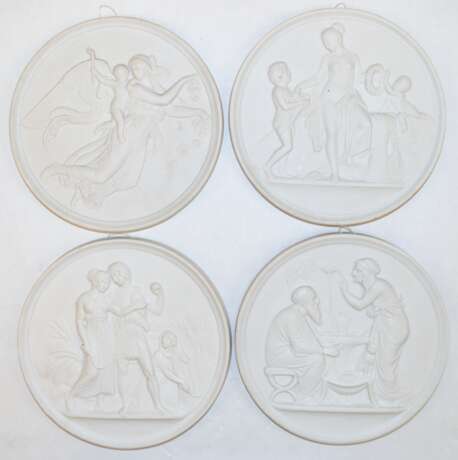 4 Medaillons, Bing & Gröndahl, Biskuit-Porzellan, weiß, mit reliefierten mythologischen Darstellungen, Dm. je 14,5 cm - фото 1