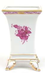 Herend-Vase, Apponyi purpur mit Golddekor, vierkantig mit ausgestelltem Rand, auf 4 Blattfüßen, H. 15,5 cm