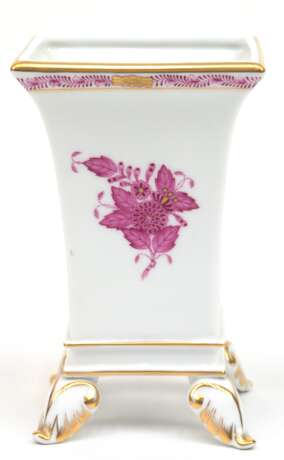 Herend-Vase, Apponyi purpur mit Golddekor, vierkantig mit ausgestelltem Rand, auf 4 Blattfüßen, H. 15,5 cm - photo 1