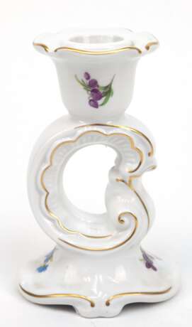 Leuchter, Weimarer Porzellan, 1-kerzig, rokailleförmiger Schaft, mit Blüten- und Golddekor, H. 14 cm - photo 1