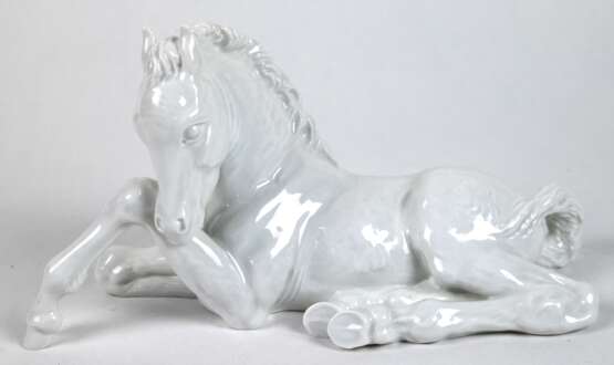 Meissen-Figur "Liegendes Pferd", Entwurf Münch-Khe, weiß glasiert, I. Wahl, H. 12 cm, L. 24 cm - фото 1