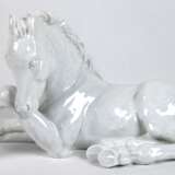 Meissen-Figur "Liegendes Pferd", Entwurf Münch-Khe, weiß glasiert, I. Wahl, H. 12 cm, L. 24 cm - photo 1