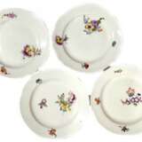 4 Meissen-Teller, 18. Jh., Bunte Blumenmalerei, 2x restauriert, Dm. 22,5 cm - photo 1