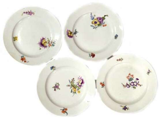 4 Meissen-Teller, 18. Jh., Bunte Blumenmalerei, 2x restauriert, Dm. 22,5 cm - photo 1