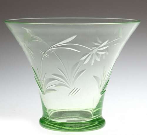 Art-Deco-Vase, Uranglas, mit floralem Keilschnitt, H. 13 cm, Dm. 16,5 cm - Foto 1