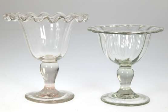 2 diverse Fußschalen, Klarglas, je mit Abriß, H. 13 cm, Dm. 13 cm und H. 12 cm, Dm. 12 cm - Foto 1
