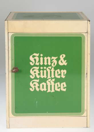 Große Blechdose in Schränkchenform "Hinz & Küster Kaffee", auf Seiten "Ein sprichwörtlich guter Kaffee", hinter Fronttür 1 Zwischenboden, Gebrauchspuren, 37,5x26,5 cm - photo 1