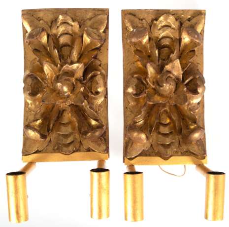 Paar Wandlampen unter Verwendung antiker Holzelemente, Holz floral geschnitzt und vergoldet, 2-flammig, ges. 35x15 cm - photo 1