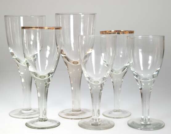 6 diverse Gläser mit Scheibenfuß, Stiel in Kuppa übergehend, 2x mit Goldrand, 1x best., H. 20,5 cm bis 25,5 cm - photo 1