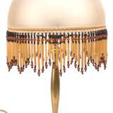 Tischlampe, 1. Hälfte 20. Jh., Messing-Fuß, halbrunder Schirm mit Behang aus Glas-Perlen und -Röhrchen, funktionstüchtig, H. 55 cm, Dm. 32 cm - фото 1