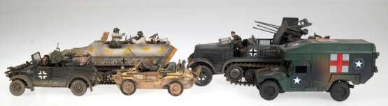 Konvolut von 5 diversen Militär-Fahrzeugmodellen, davon 4x mit Besatzung, Metall/Kunststoff, L. 12 cm - 21 cm - Foto 1
