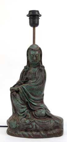 Buddha als Lampenfuß, Bronze grün patiniert, 1-flammig, Ges.-H. 47 cm - Foto 1