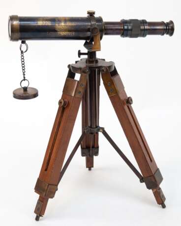 Modell eines "Victorian Marine Telescope London - 1915", Messing auf höhenverstellbarem Holzständer, funktionstüchtig, Fernrohr-L. 22,5 cm - фото 1