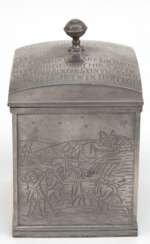 Zinn-Teedose, auf gewölbtem Deckel Bayrische Sinnsprüche, seitlich figürliche Darstellungen, im Boden Engelsmarke, ges. 16x9,5x9,5 cm