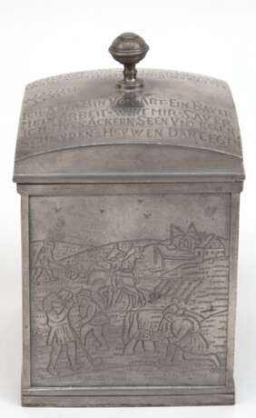 Zinn-Teedose, auf gewölbtem Deckel Bayrische Sinnsprüche, seitlich figürliche Darstellungen, im Boden Engelsmarke, ges. 16x9,5x9,5 cm - Foto 1