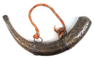 Pulverhorn, wohl osmanisch, Horn mit ornamental reliefierten Metallbeschlägen, repariert, Stopfen ergänzt, L. ca. ca. 38 cm