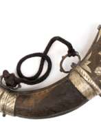 Aperçu. Großes Pulverhorn, wohl osmanisch, Horn mit reliefierten und ziselierten Metallappliken, L. ca. 55 cm