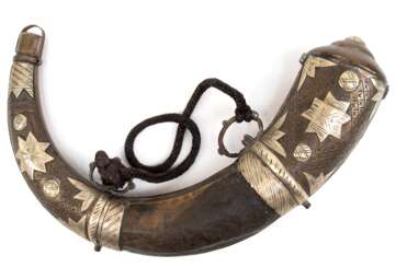 Großes Pulverhorn, wohl osmanisch, Horn mit reliefierten und ziselierten Metallappliken, L. ca. 55 cm
