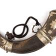 Großes Pulverhorn, wohl osmanisch, Horn mit reliefierten und ziselierten Metallappliken, L. ca. 55 cm - Now at the auction