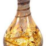 Vase, Studioglas, Unikat, signiert "K.Widmann", gebaucht, mit bernsteinfarbenen und braunen Einschmelzungen, teilw. lüstrierender Überfang, am Hals spiralförmig aufgelegter Glasfaden, H. 17 cm - photo 1