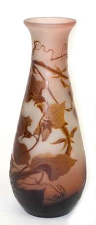 Gallé-Vase, Jugendstil, um 1900, signiert, opakes Glas mit dunkelrotem Überfang und rosa Farbeinschmelzungen, umlaufender hochgeätzter Floraldekor, im unteren Bereich hochgeätzte Signatur "Gallé", H. 20 cm… - Foto 1
