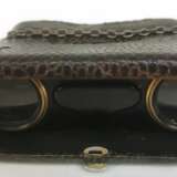 Opernglas im Klappetui in Täschchenform, wohl aus Schlangenleder, mit verschlungenem Silber-Monogramm, geschlossen 2x10x6,5 cm - photo 1