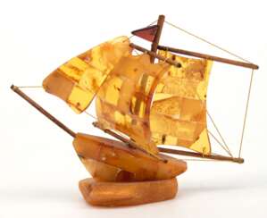 Bernstein-Figur &quot;Segelschiff auf Plinthe&quot;, aus diversen Bernsteinen gearbeitet, Mast und Rahe aus Holz, Ges.-Gew. 27 g, H. 8,5 cm, L. 11 cm