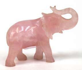 Rosenquarz-Figur &quot;Schreitender Elefant mit erhobenem Rüssel&quot;, plastisch geschnitten, H. 7,5 cm, L. 9,5 cm