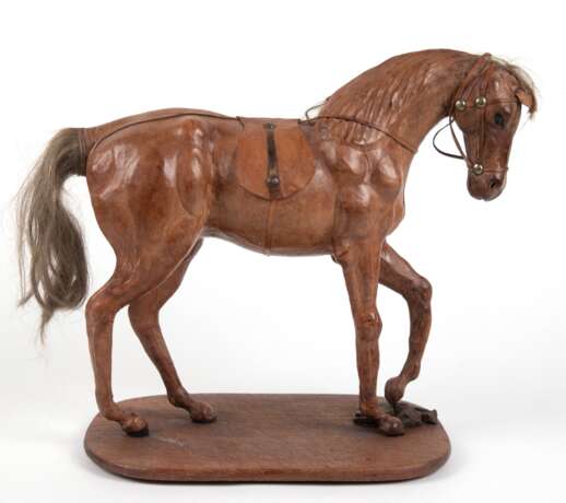 Figur "Pferd", Pappmaché/ Leder, auf Holzplinthe, H. 29,5 cm - photo 1