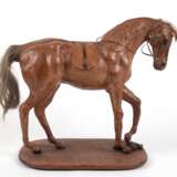 Figur "Pferd", Pappmaché/ Leder, auf Holzplinthe, H. 29,5 cm - фото 1