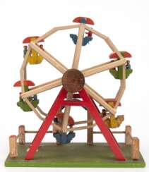 Spielzeug-Riesenrad, Erzgebirge um 1900, für Riemenantrieb, Holz, polychrom gefaßt, 2 Gondelinsassen fehlen, Gebrauchspuren, 21x20x11,5 cm