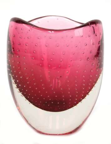 Murano-Vase, farbloses Glas mit rosa Innenfang und angeordneten Lufteinschlüssen, gewellter Rand, H. 14,5 cm - photo 1